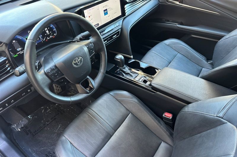 Toyota Camry Vehicle Full-screen Gallery Image 10