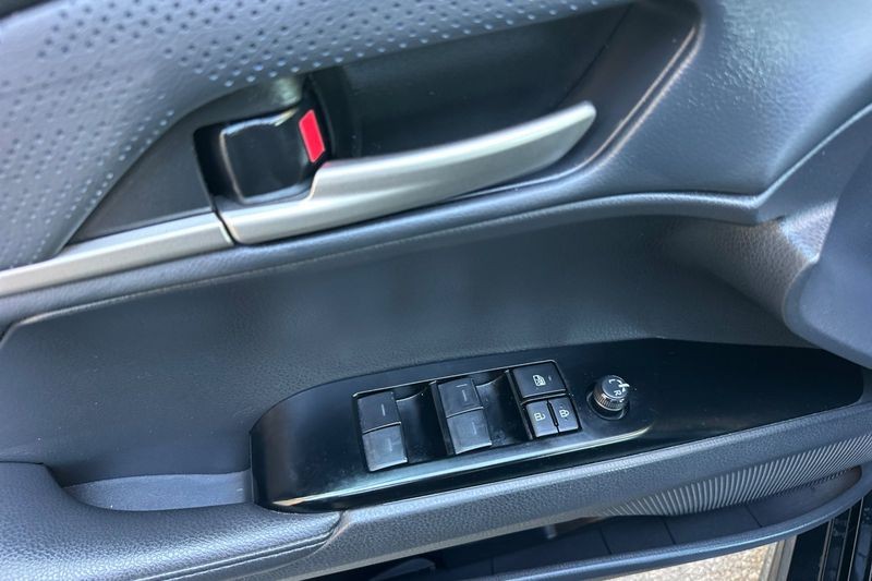 Toyota Camry Vehicle Full-screen Gallery Image 11