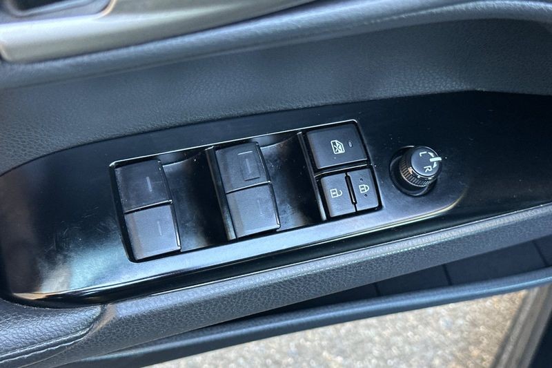 Toyota Camry Vehicle Full-screen Gallery Image 12