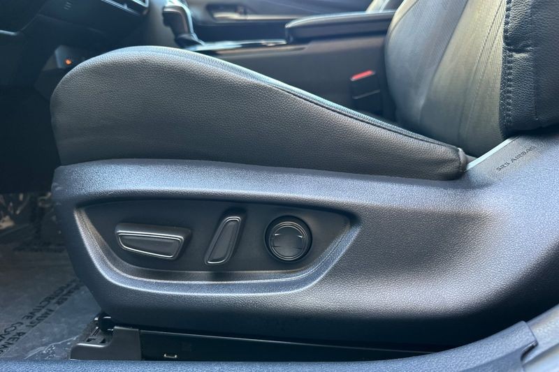 Toyota Camry Vehicle Full-screen Gallery Image 13