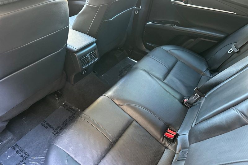 Toyota Camry Vehicle Full-screen Gallery Image 14