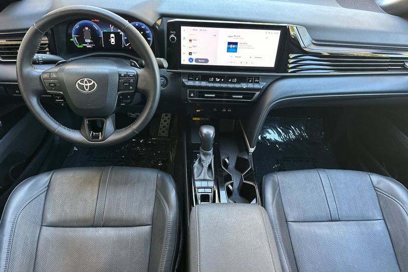 Toyota Camry Vehicle Full-screen Gallery Image 15