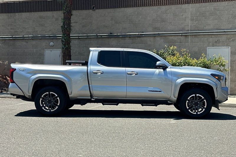 Toyota Tacoma Vehicle Full-screen Gallery Image 02