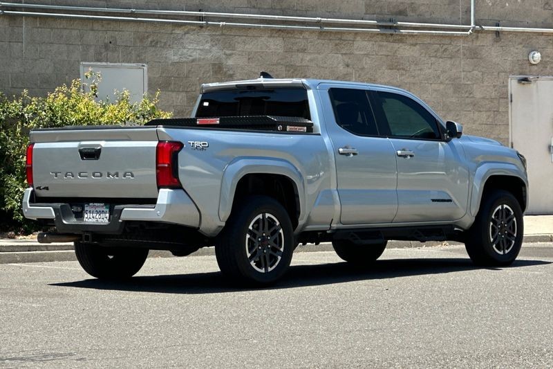 Toyota Tacoma Vehicle Full-screen Gallery Image 03