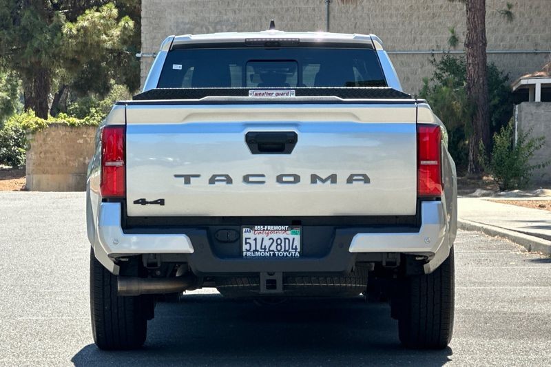 Toyota Tacoma Vehicle Full-screen Gallery Image 04