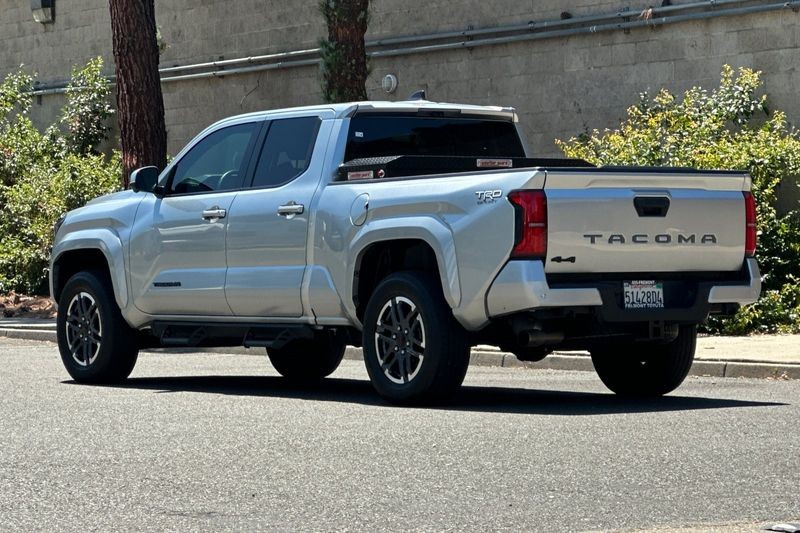 Toyota Tacoma Vehicle Full-screen Gallery Image 05