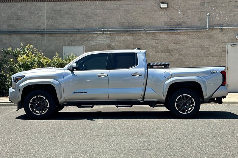 Toyota Tacoma Vehicle Full-screen Gallery Image 07