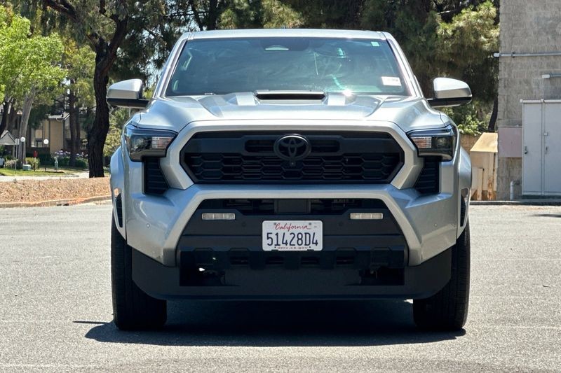 Toyota Tacoma Vehicle Full-screen Gallery Image 09