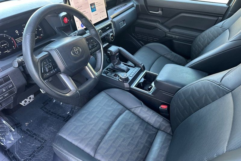 Toyota Tacoma Vehicle Full-screen Gallery Image 10