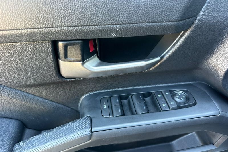 Toyota Tacoma Vehicle Full-screen Gallery Image 11