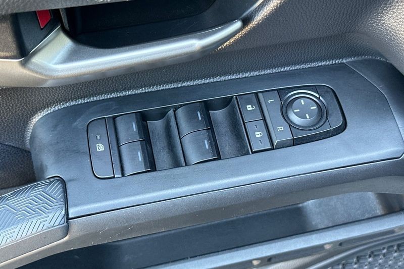 Toyota Tacoma Vehicle Full-screen Gallery Image 12
