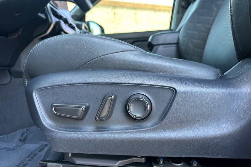 Toyota Tacoma Vehicle Full-screen Gallery Image 13