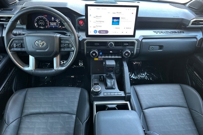 Toyota Tacoma Vehicle Full-screen Gallery Image 15