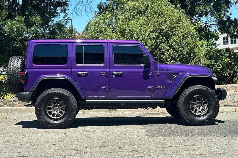 Jeep Wrangler Vehicle Full-screen Gallery Image 02