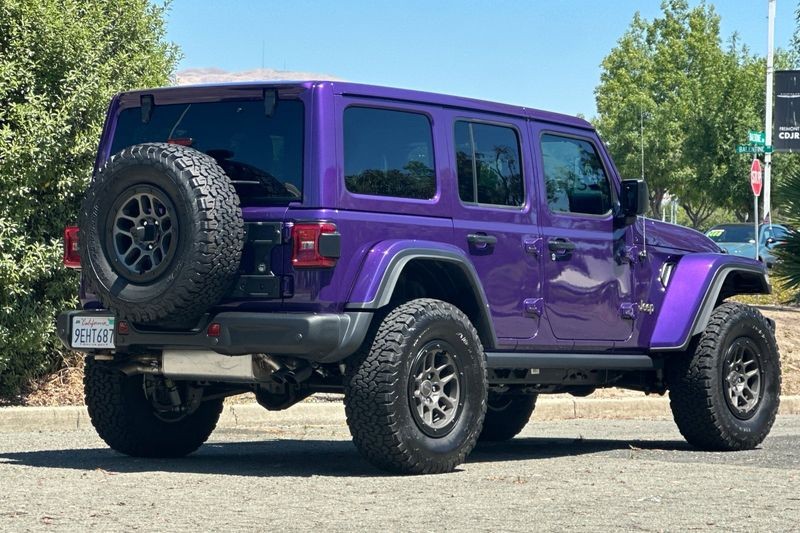 Jeep Wrangler Vehicle Full-screen Gallery Image 03