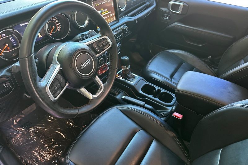 Jeep Wrangler Vehicle Full-screen Gallery Image 10