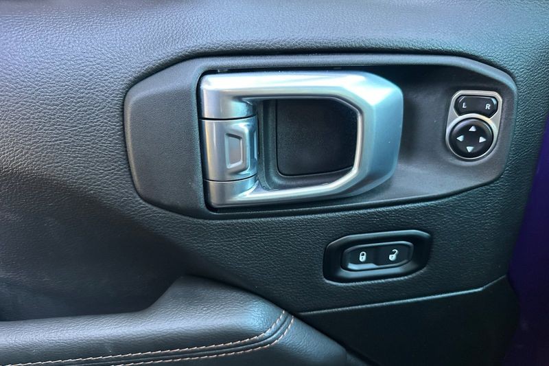 Jeep Wrangler Vehicle Full-screen Gallery Image 11