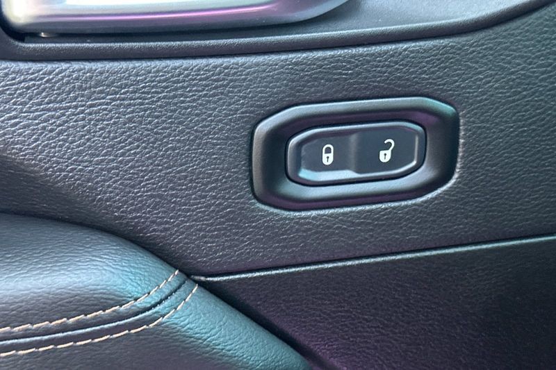 Jeep Wrangler Vehicle Full-screen Gallery Image 12
