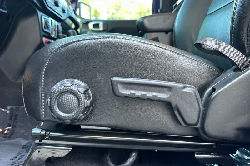 Jeep Wrangler Vehicle Full-screen Gallery Image 13