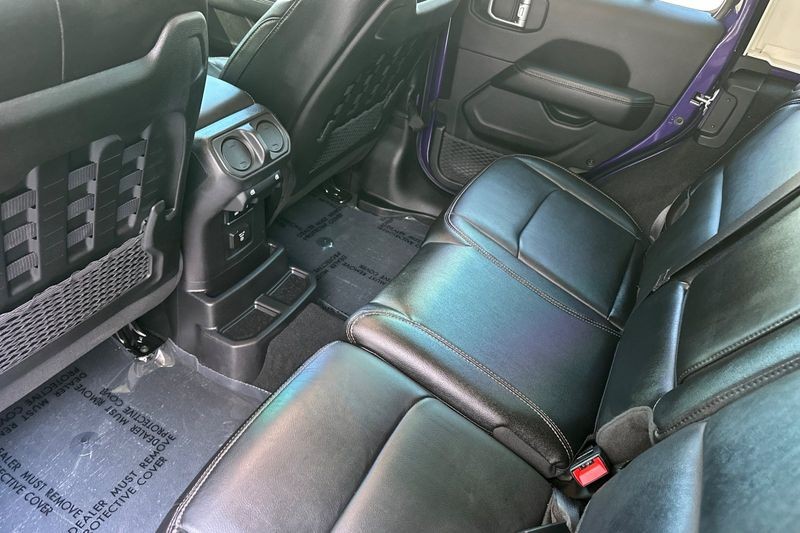 Jeep Wrangler Vehicle Full-screen Gallery Image 14