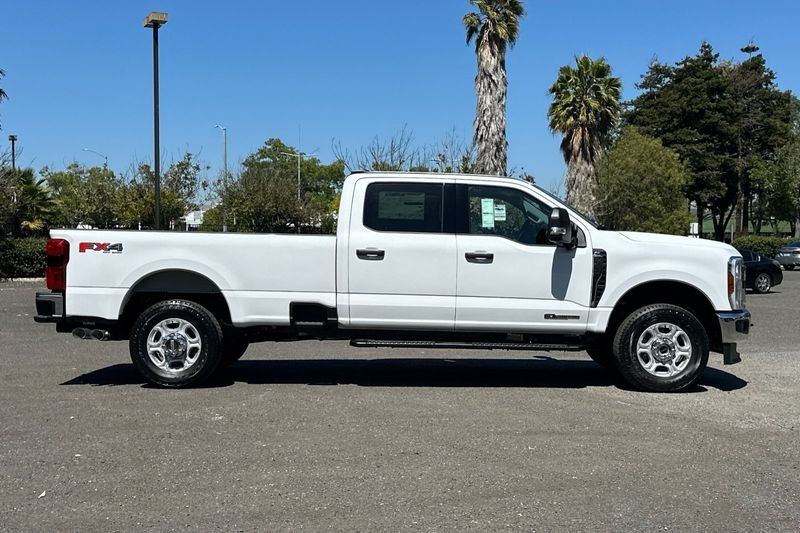 Ford F-350SD Vehicle Full-screen Gallery Image 02
