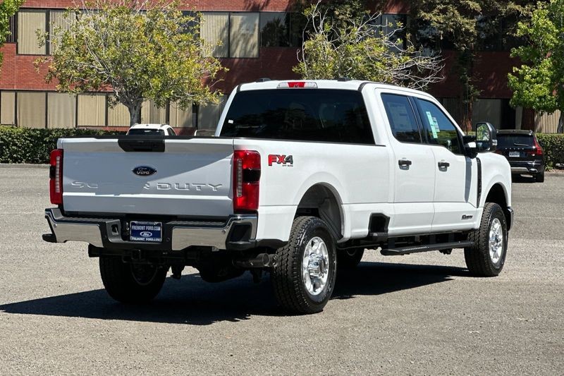 Ford F-350SD Vehicle Full-screen Gallery Image 03