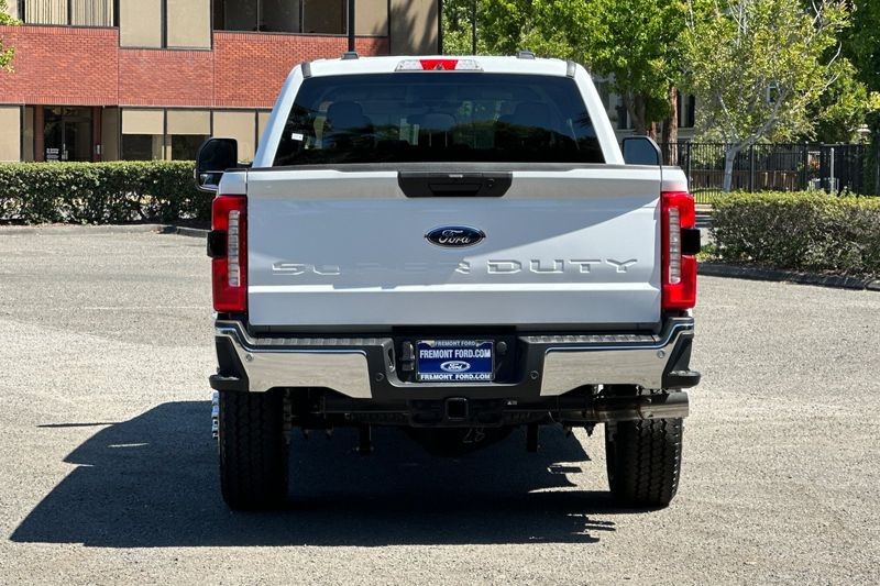 Ford F-350SD Vehicle Full-screen Gallery Image 04