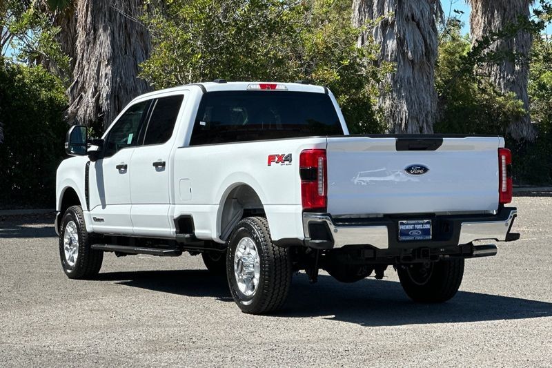 Ford F-350SD Vehicle Full-screen Gallery Image 05