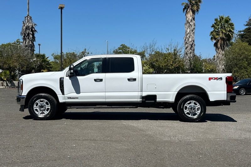 Ford F-350SD Vehicle Full-screen Gallery Image 06
