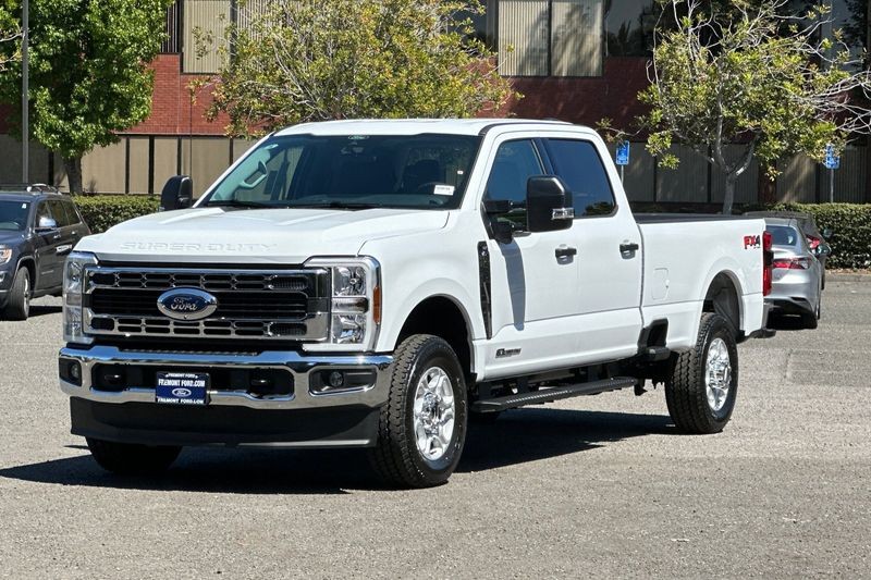 Ford F-350SD Vehicle Full-screen Gallery Image 07