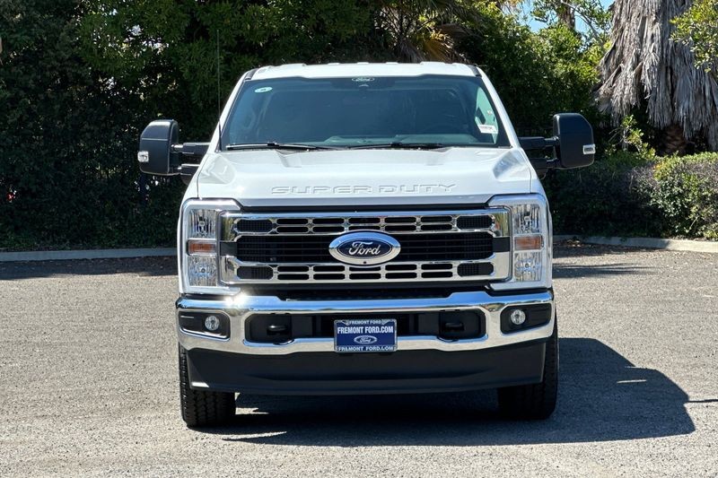 Ford F-350SD Vehicle Full-screen Gallery Image 08