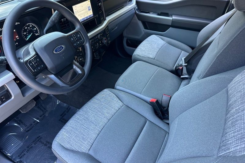 Ford F-350SD Vehicle Full-screen Gallery Image 09
