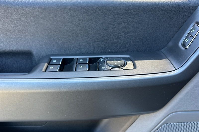 Ford F-350SD Vehicle Full-screen Gallery Image 10