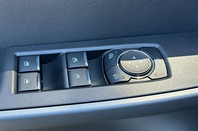 Ford F-350SD Vehicle Full-screen Gallery Image 11