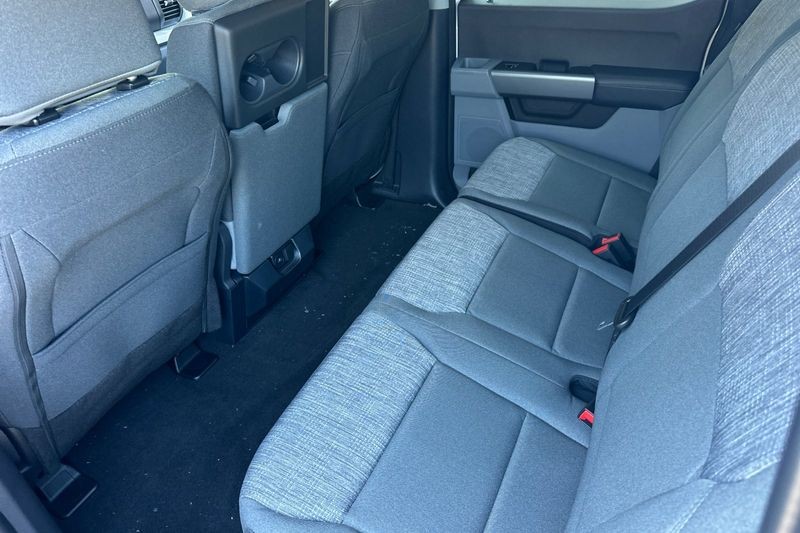 Ford F-350SD Vehicle Full-screen Gallery Image 12