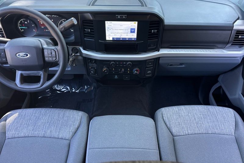 Ford F-350SD Vehicle Full-screen Gallery Image 13