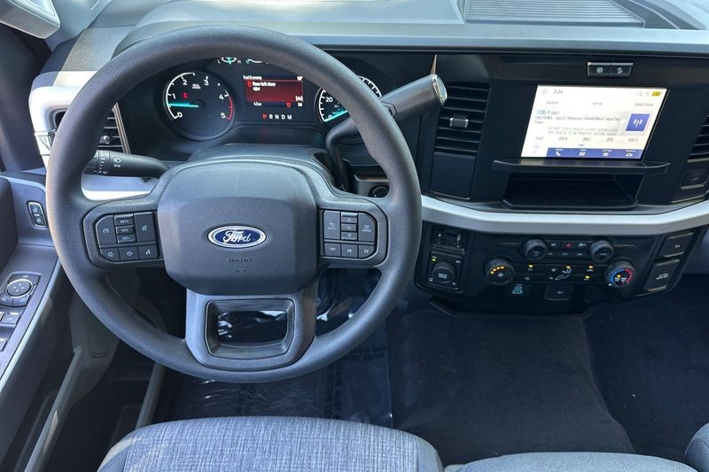 Ford F-350SD Vehicle Full-screen Gallery Image 14