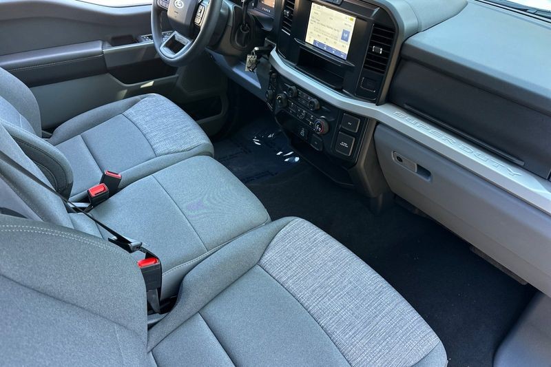Ford F-350SD Vehicle Full-screen Gallery Image 15