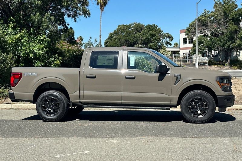 Ford F-150 Vehicle Full-screen Gallery Image 02