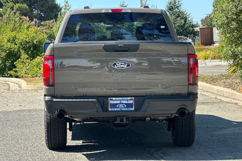 Ford F-150 Vehicle Full-screen Gallery Image 04