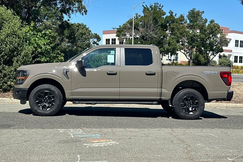 Ford F-150 Vehicle Full-screen Gallery Image 06
