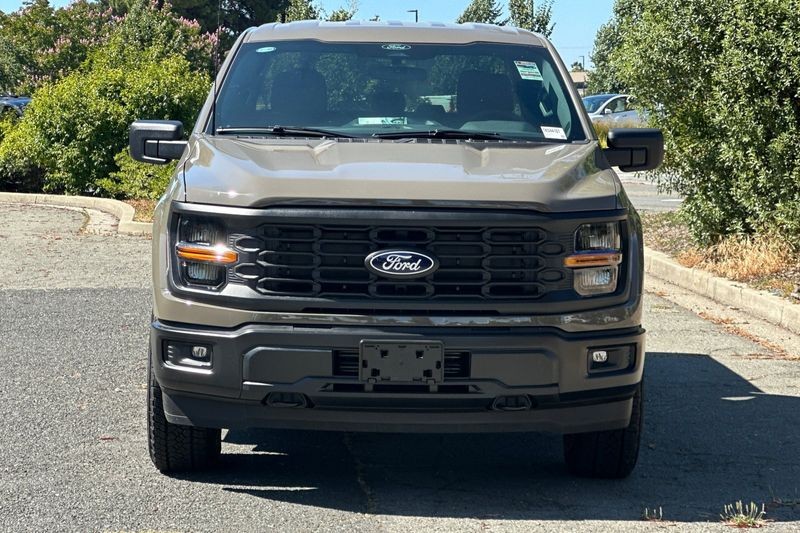 Ford F-150 Vehicle Full-screen Gallery Image 08