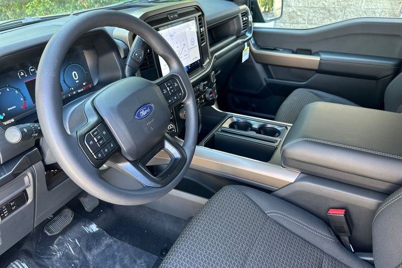 Ford F-150 Vehicle Full-screen Gallery Image 09