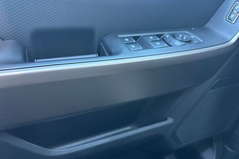 Ford F-150 Vehicle Full-screen Gallery Image 10