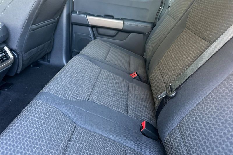 Ford F-150 Vehicle Full-screen Gallery Image 12