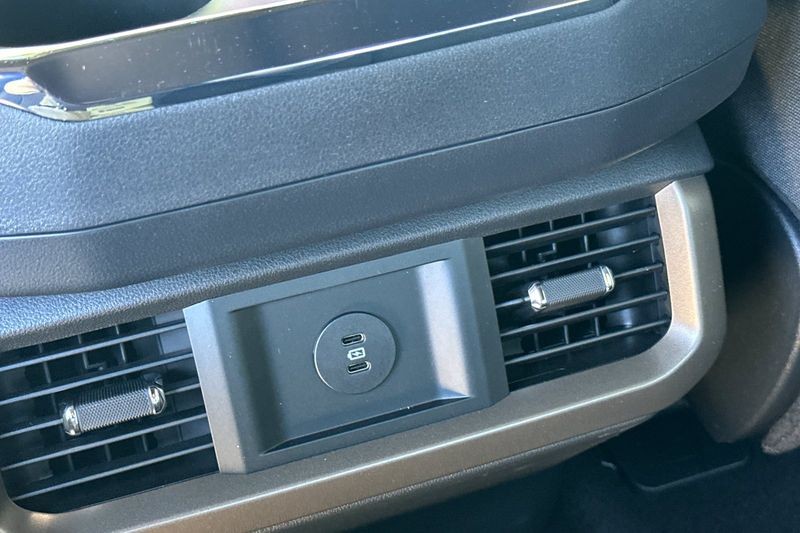 Ford F-150 Vehicle Full-screen Gallery Image 13