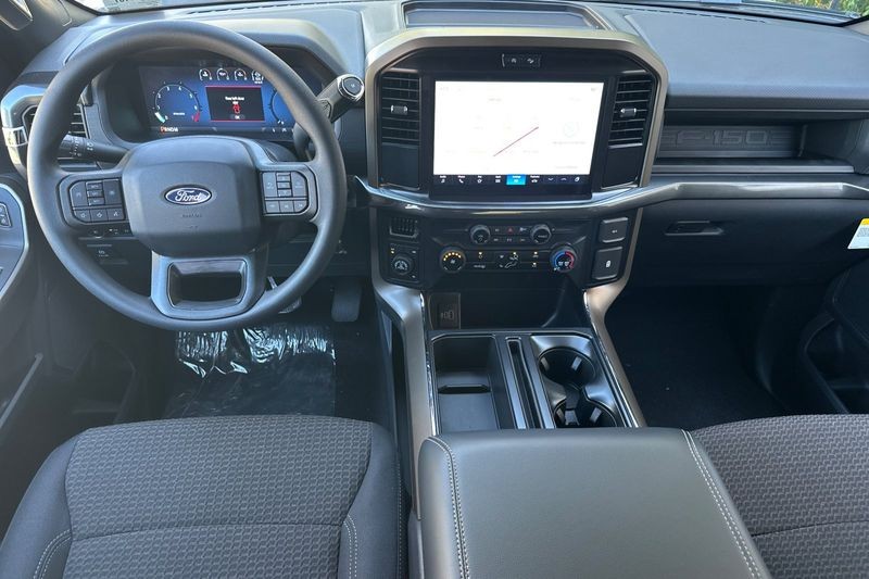 Ford F-150 Vehicle Full-screen Gallery Image 14