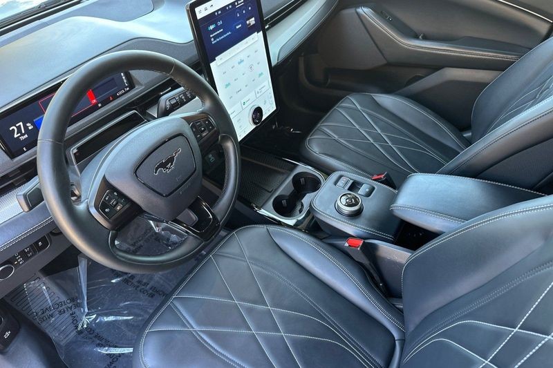 Ford Mustang Mach-E Vehicle Full-screen Gallery Image 10