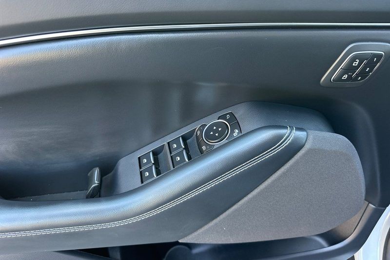 Ford Mustang Mach-E Vehicle Full-screen Gallery Image 11