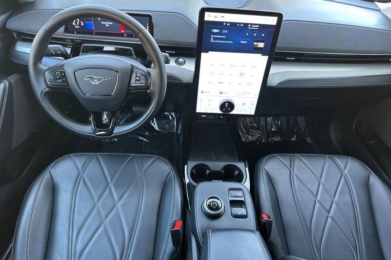 Ford Mustang Mach-E Vehicle Full-screen Gallery Image 15